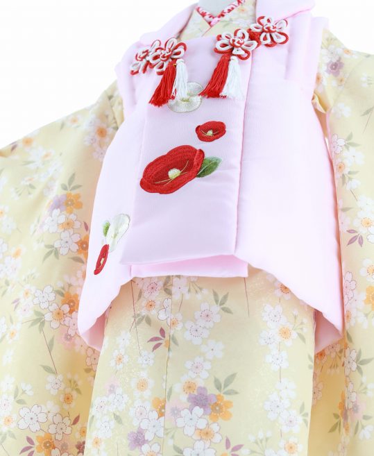 七五三 3歳女の子用被布[かわいい系](被布)薄ピンクに椿刺繡(着物)薄黄色に枝垂桜No.109V